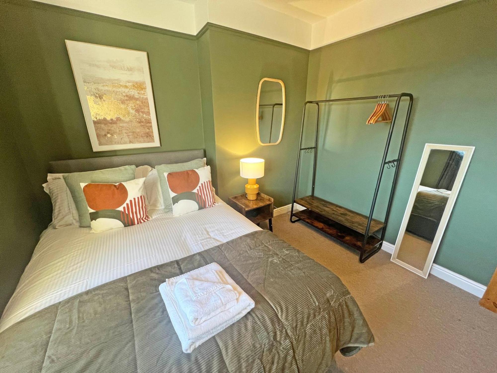 Recently Refurbished 3 Bedroom Home With Parking - Perfect For Longstays - Sleeps 8 Chester Dış mekan fotoğraf